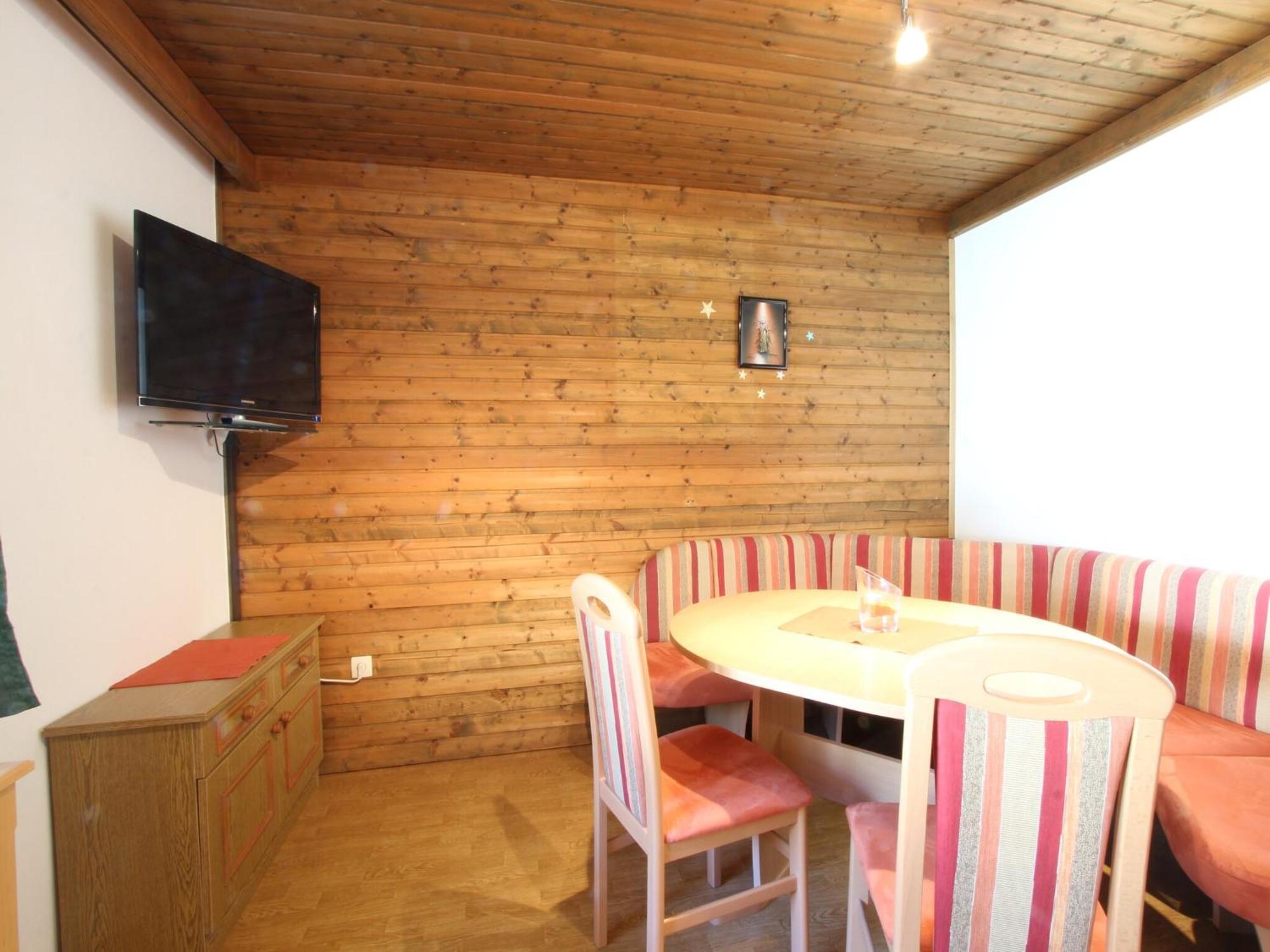 Spacious Near Area In Apartment *