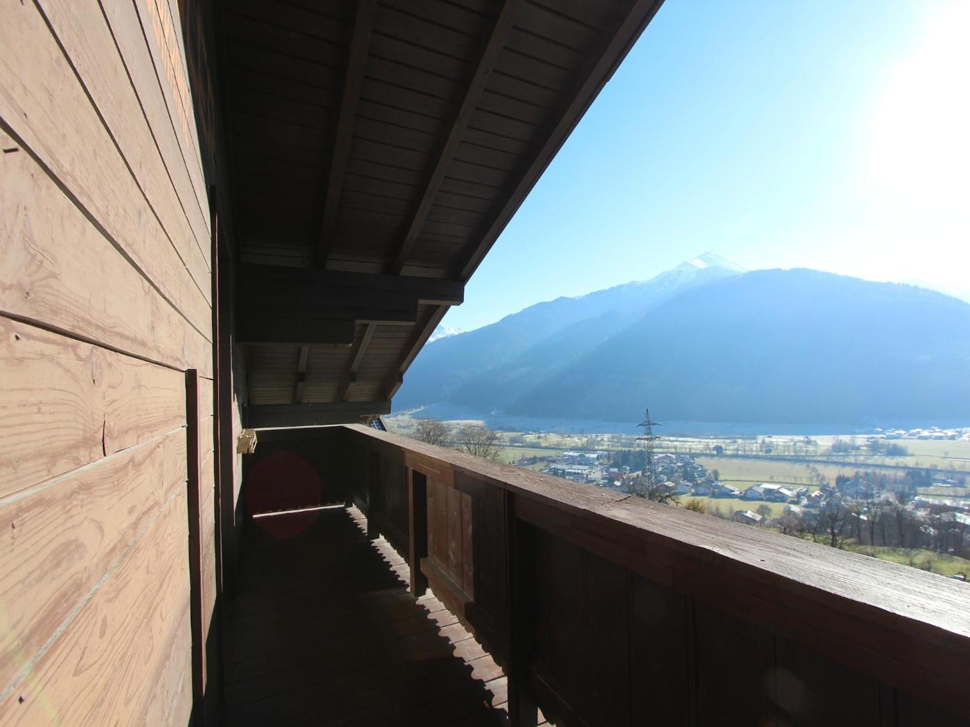 Spacious Near Area In Apartment *