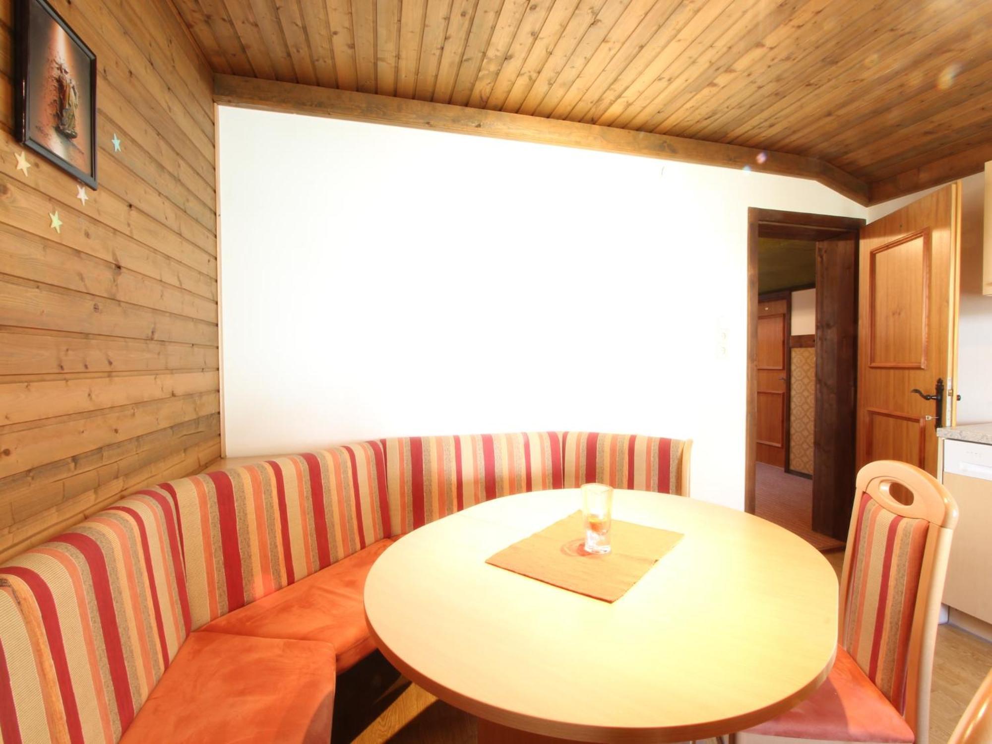 Spacious Near Area In Apartment